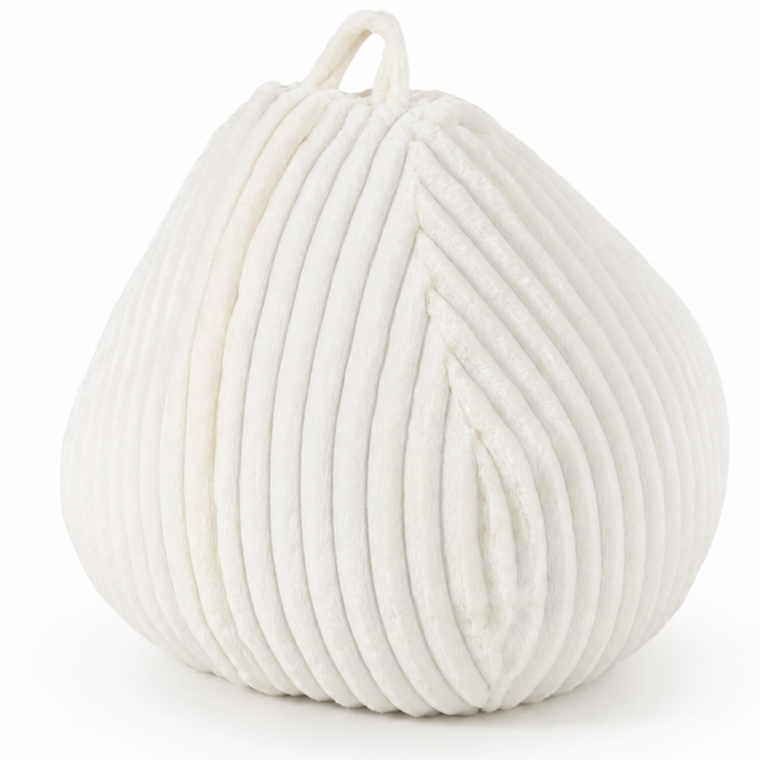 Pouf poire déhoussable en fausse fourrure côtelée blanc cassé, vue en trois-quarts