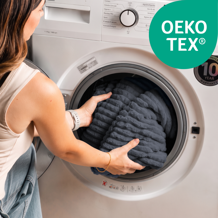 Housse du repose-pieds déhoussable en velours côtelé gris foncé dans un lave-linge, marquage OEKO TEX®