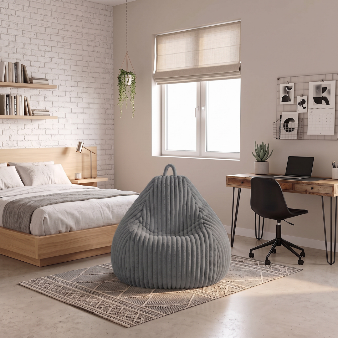 Pouf poire en fourrure côtelée posé au sol dans un intérieur