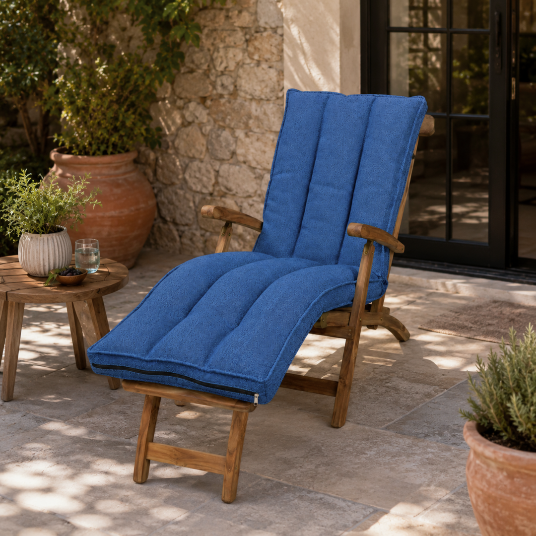 Coussin de bain de soleil, installé sur une chaise longue en extérieur