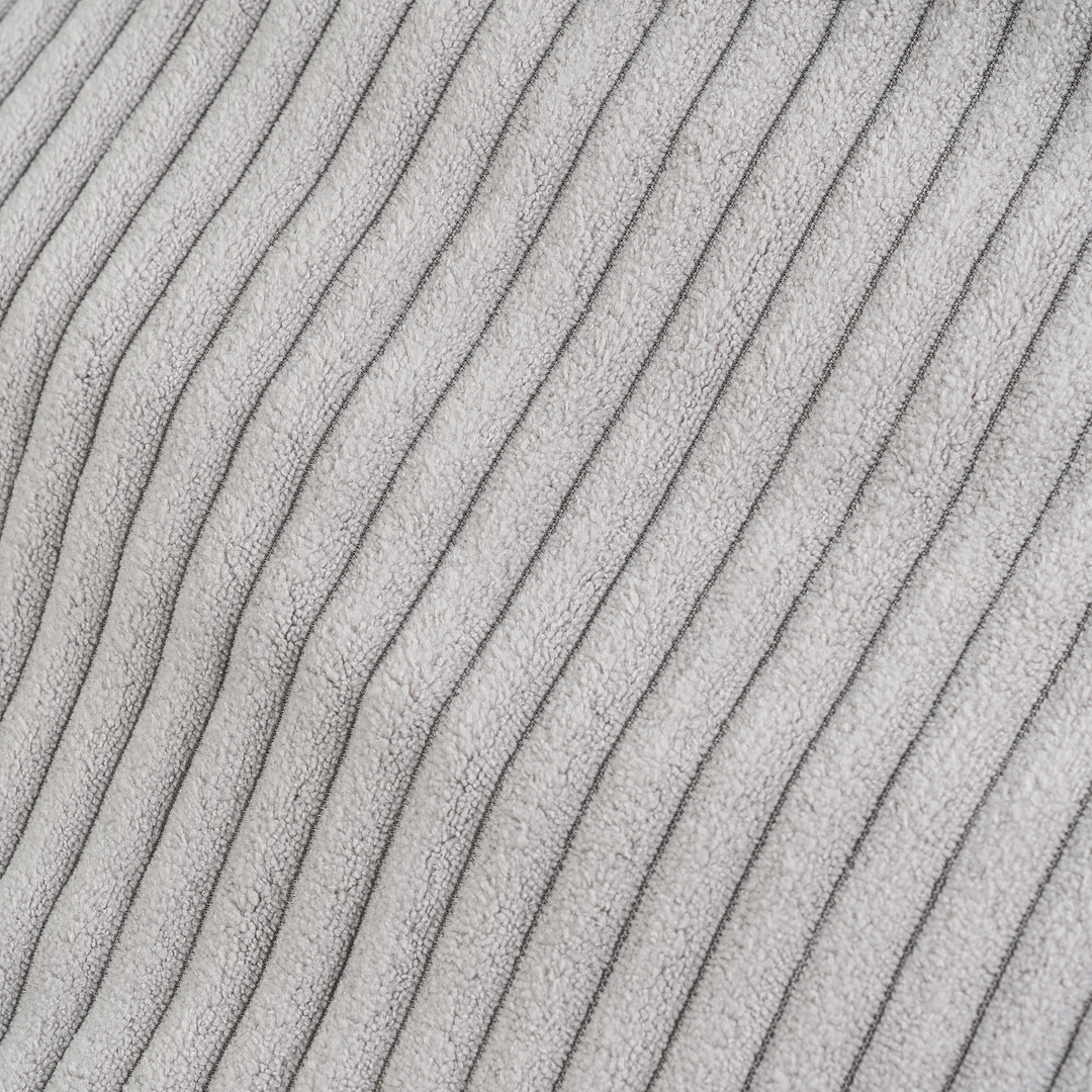 Détail du tissu velours côtelé du pouf poire déhoussable, relief des côtes.
