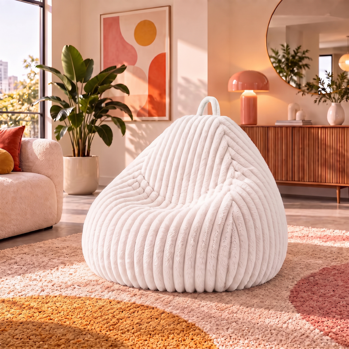 Pouf poire en fourrure côtelée, forme arrondie avec poignée, vue en intérieur