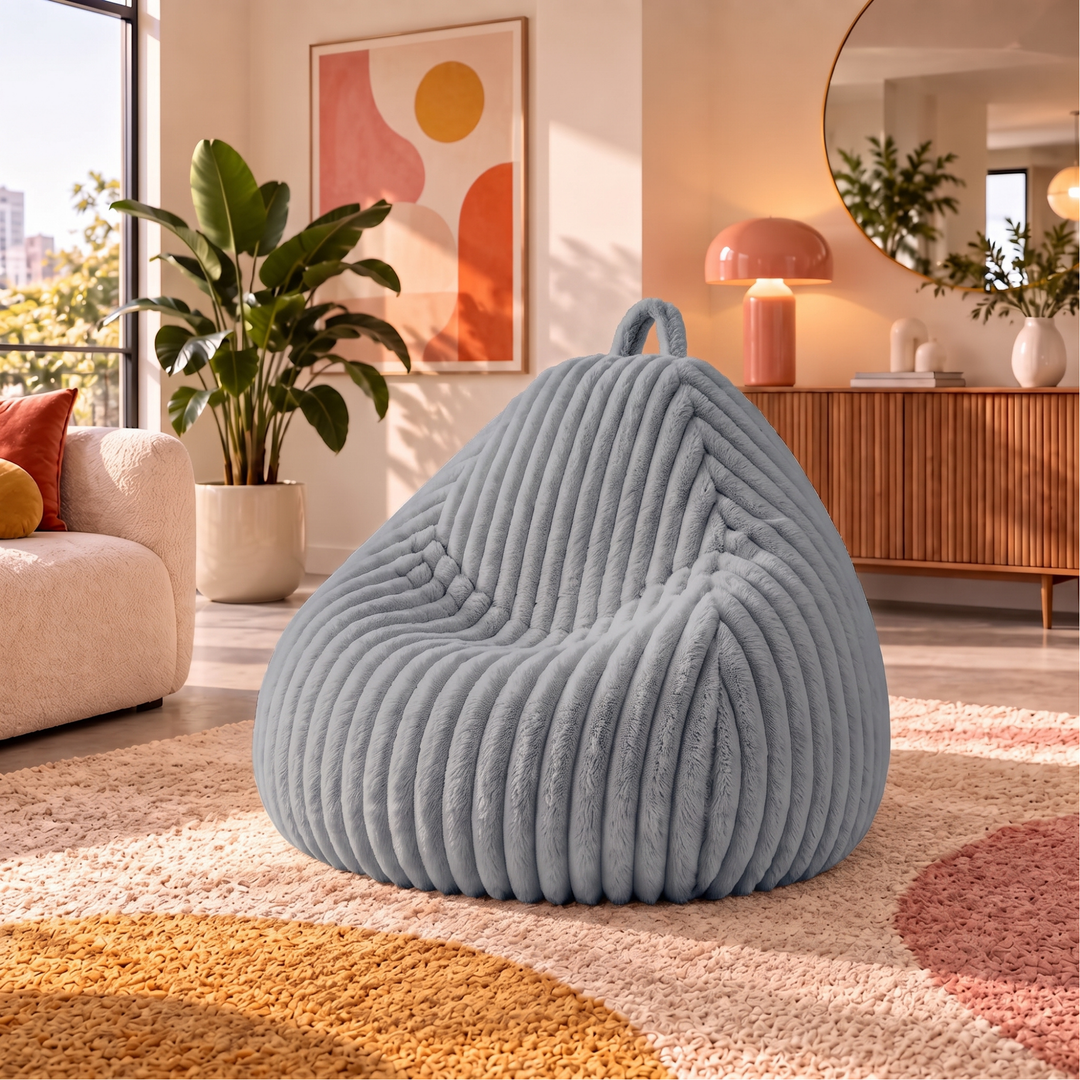 Pouf poire en fourrure côtelée, forme arrondie avec poignée, vue en intérieur