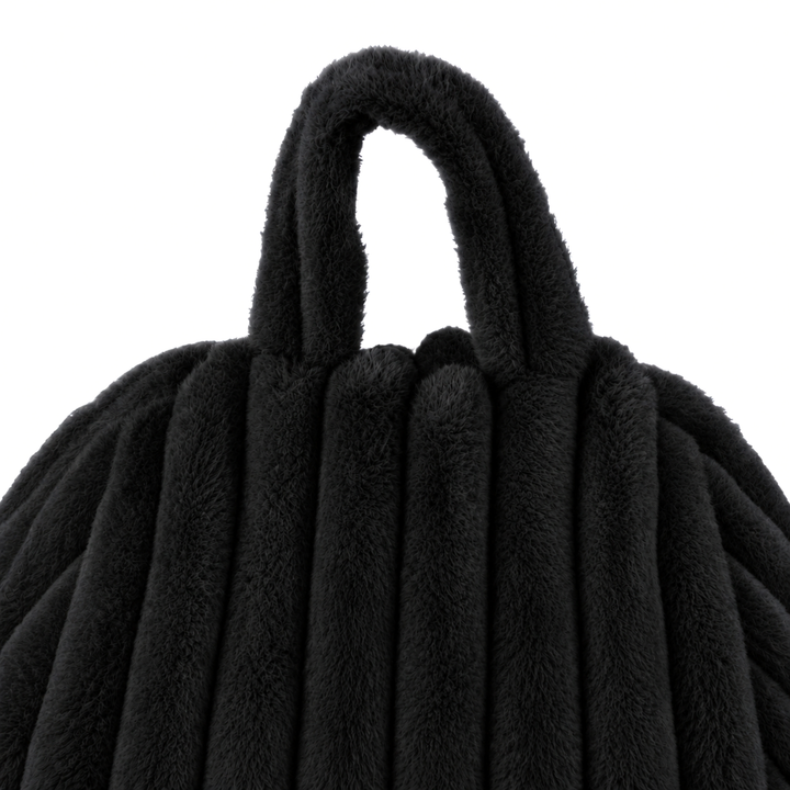 Pouf poire en fourrure côtelée, poignée rembourrée visible sur le dessus.
