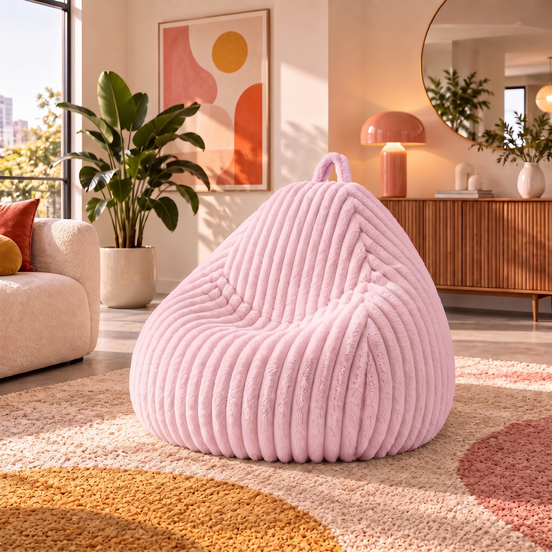 Pouf poire en fourrure côtelée posé au sol dans un intérieur