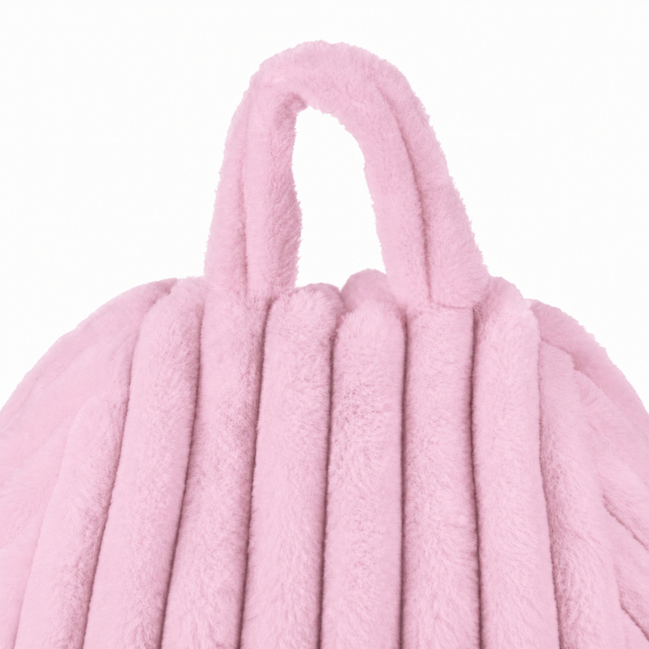 Pouf poire en fourrure côtelée, poignée rembourrée visible sur le dessus.
