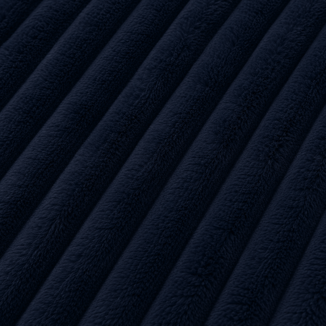 Tissu en fourrure côtelée bleu foncé à relief