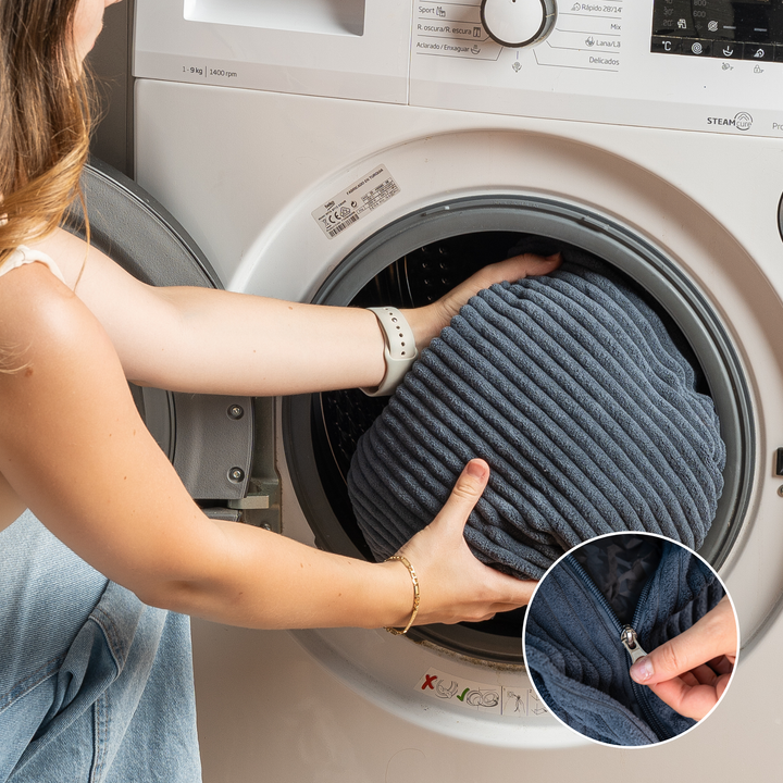 Housse en velours côtelé du pouf poire déhoussable insérée dans une machine à laver