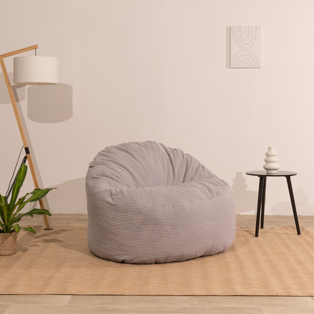 Pouf en velours côtelé épais dans un intérieur, dossier arrondi