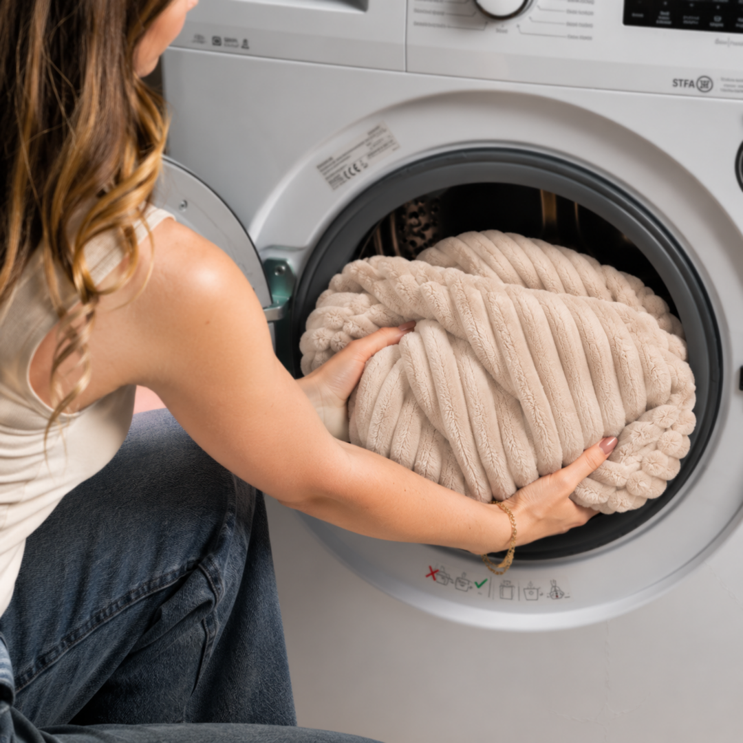Housse amovible de pouf poire fourrure côtelée placée dans un lave-linge