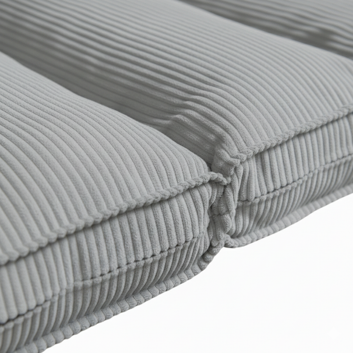 Futon déhoussable gris clair, détail du velours côtelé et couture d’assemblage