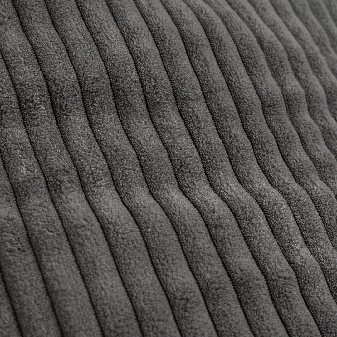 Détail du tissu velours côtelé du pouf poire déhoussable, relief des côtes.