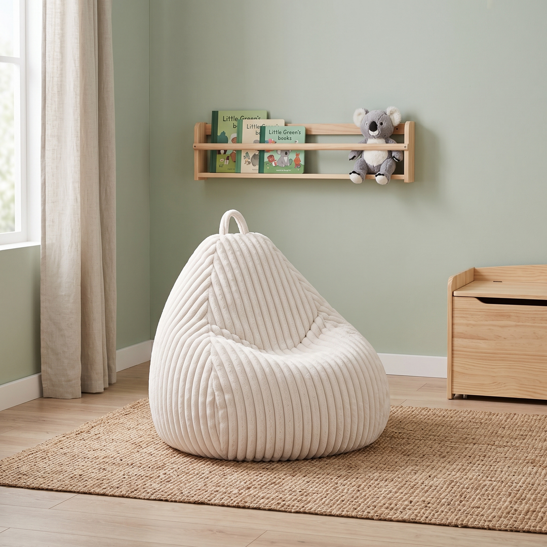 Pouf poire en fourrure côtelée posé au sol dans un intérieur