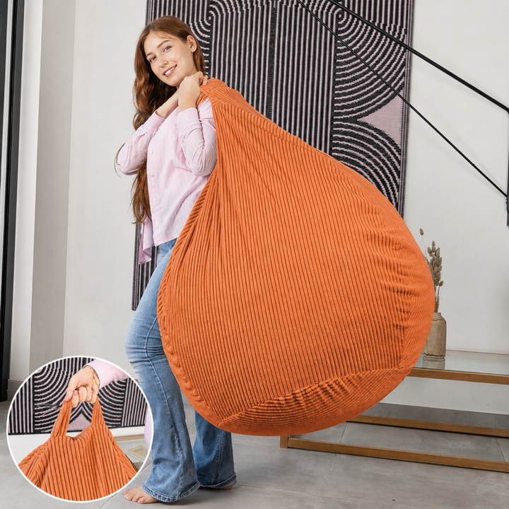 Femme soulevant le pouf poire déhoussable en velours côtelé déhoussable par sa poignée.