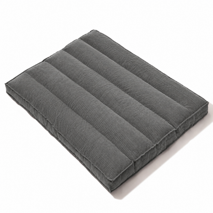 Futon déhoussable gris clair à rayures verticales, matelas plié en rectangle