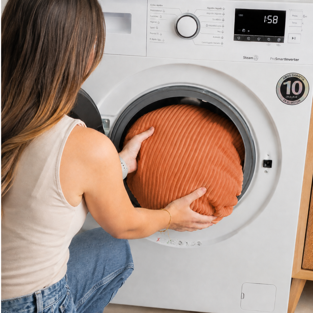 Housse en velours côtelé du pouf poire déhoussable insérée dans une machine à laver