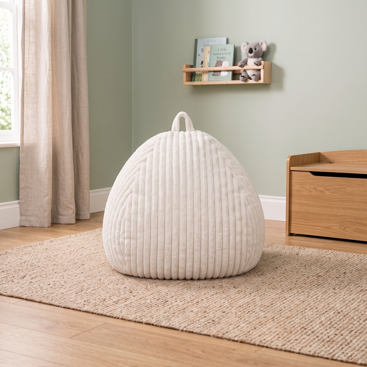 Pouf poire en fourrure côtelée posé au sol dans un intérieur