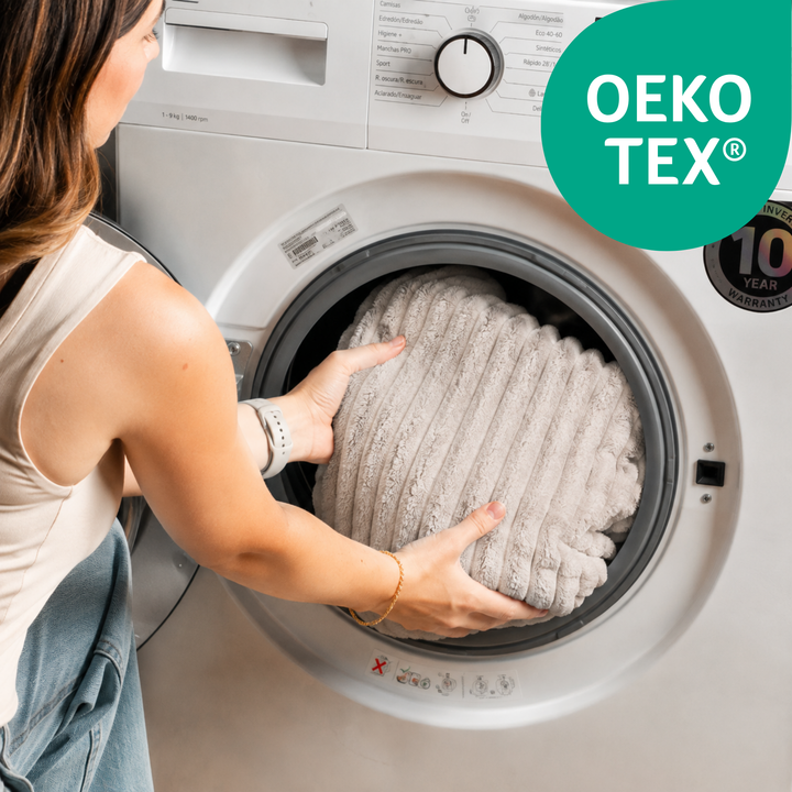 Housse du canapé modulable déhoussable en fourrure côtelée beige mise dans un lave-linge, tissu OEKO-TEX
