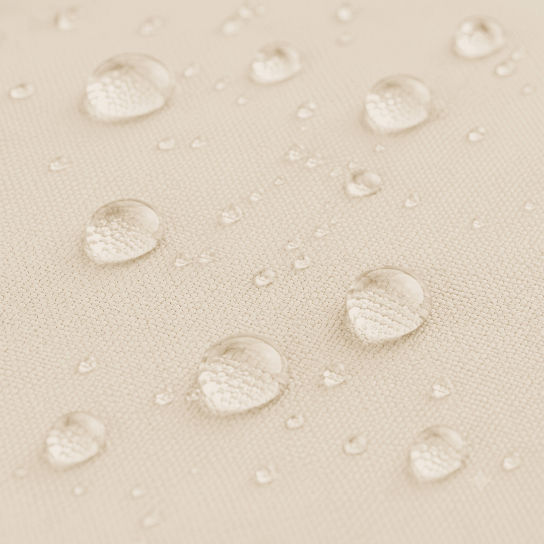 Tissu beige du pouf avec gouttes d’eau, surface imperméable et texturée.