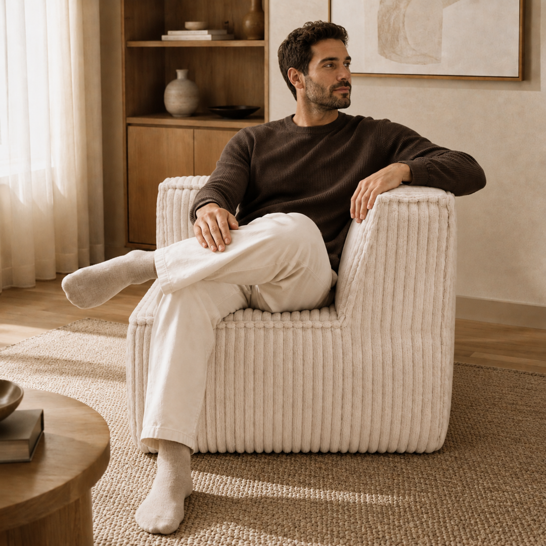 Personne assise sur le module d’angle de canapé en velours côtelé blanc cassé, assise compacte pour coin