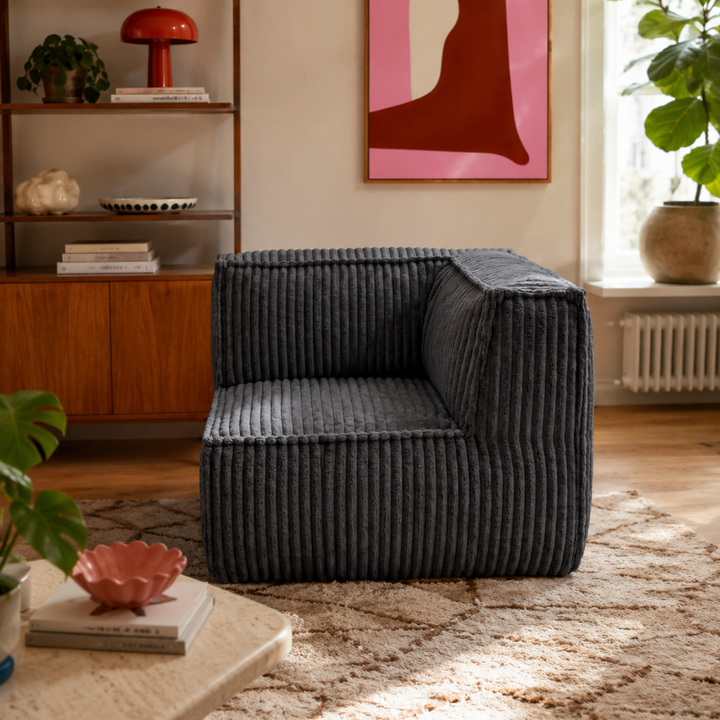 Module d’angle droit en velours côtelé gris foncé, dans un salon