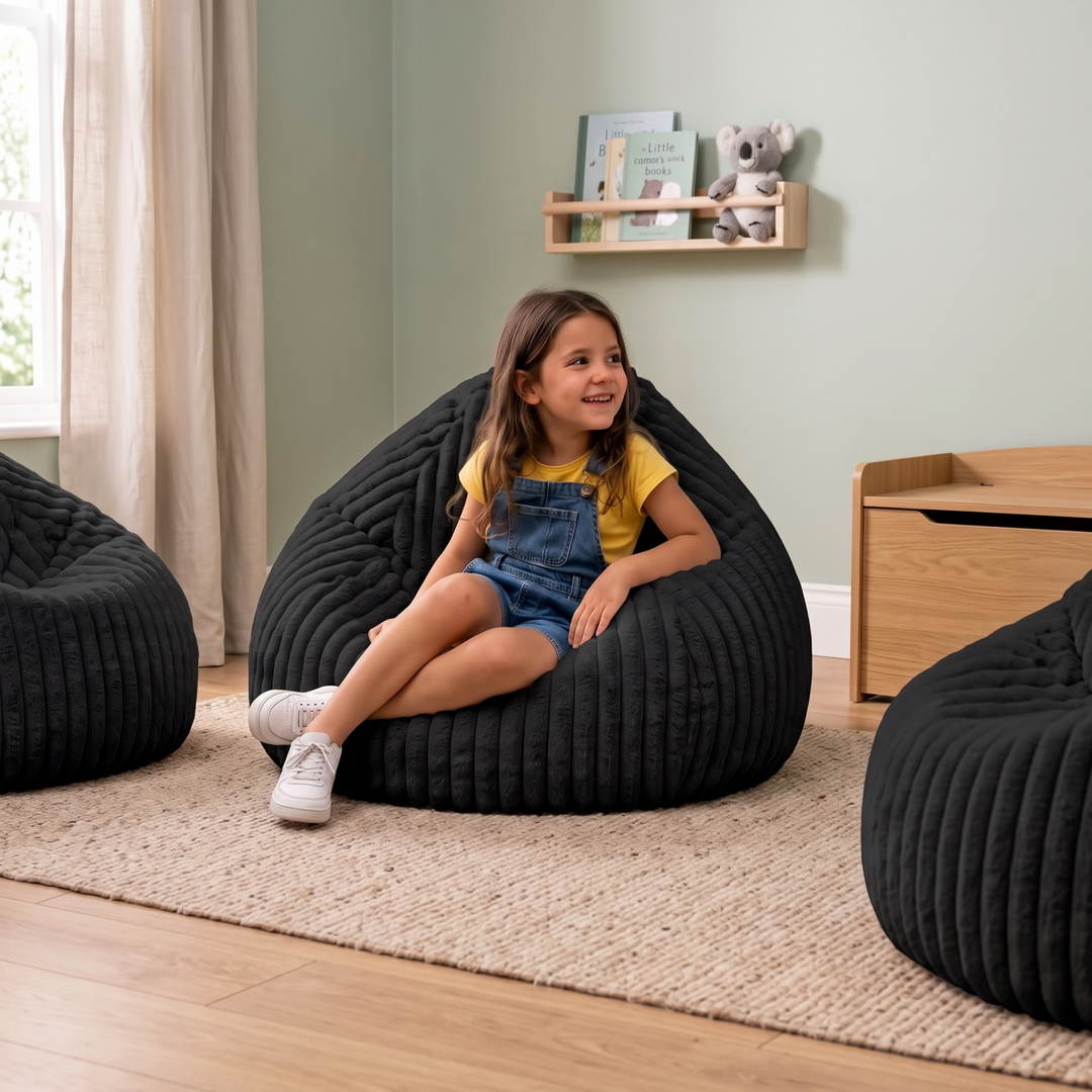 Personne assise confortablement dans un pouf poire en fourrure côtelée