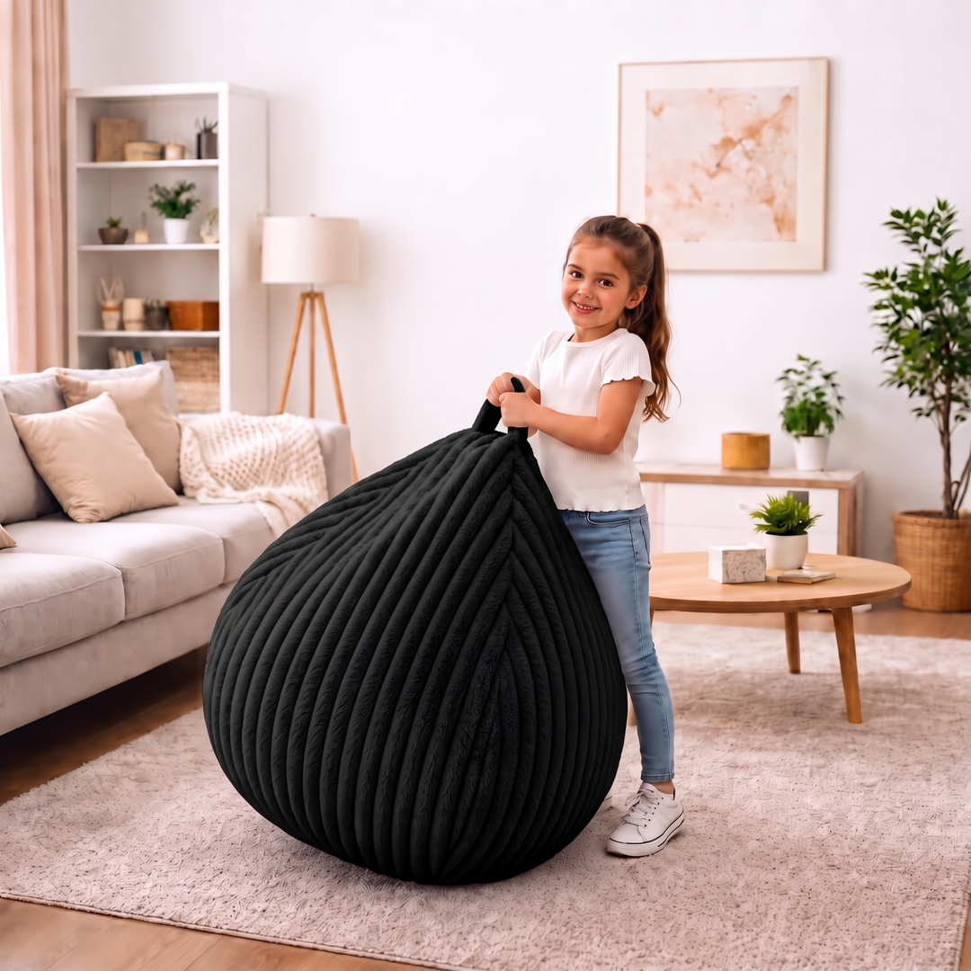 Personne tenant un pouf poire en fourrure côtelée par les poignées intégrées