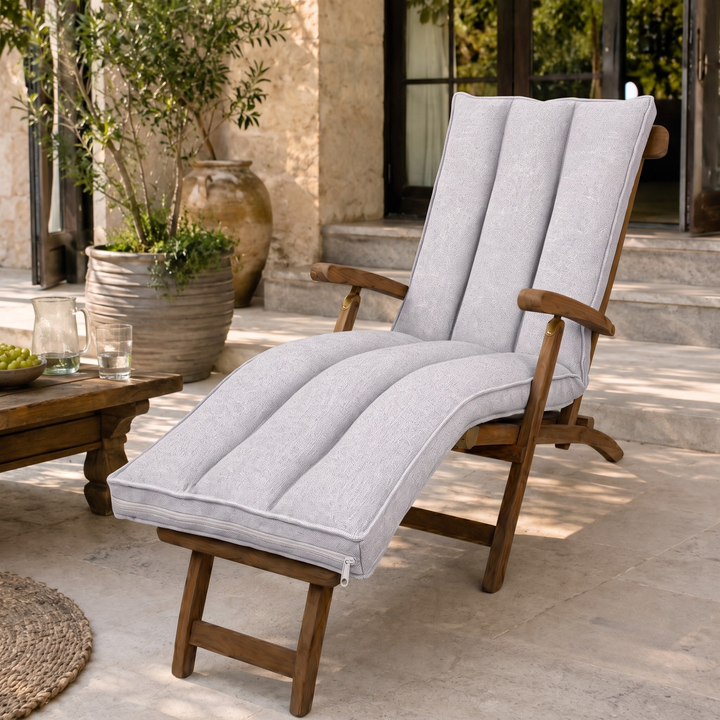 Coussin déhoussable pour bain de soleil gris clair, sur chaise longue en bois