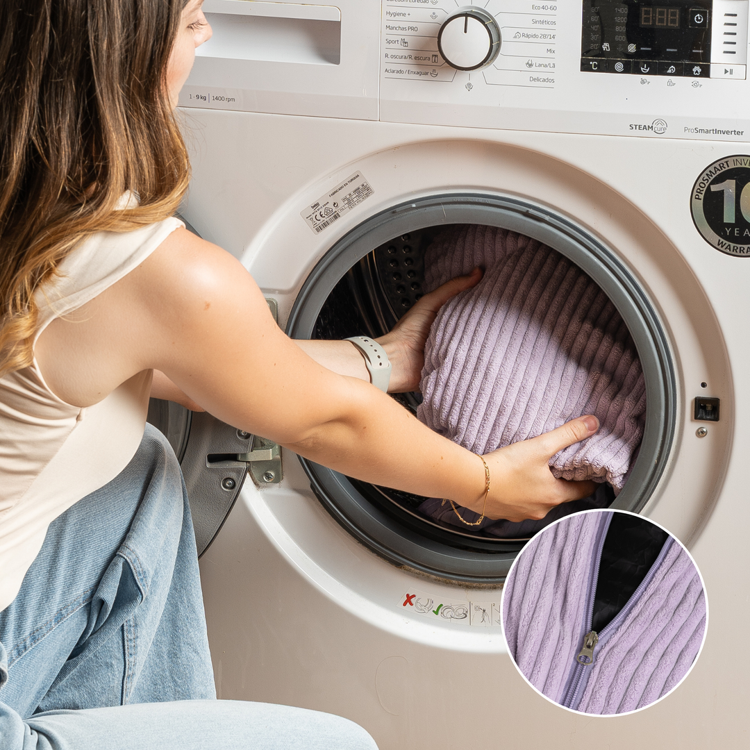 Housse en velours côtelé du pouf poire déhoussable insérée dans une machine à laver