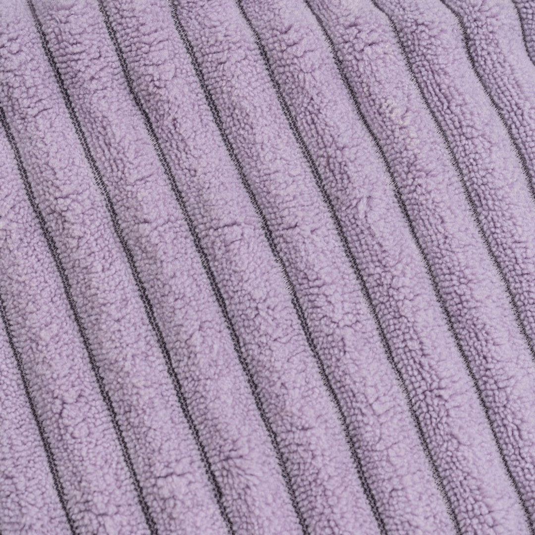 Détail du tissu velours côtelé du pouf poire déhoussable, relief des côtes.