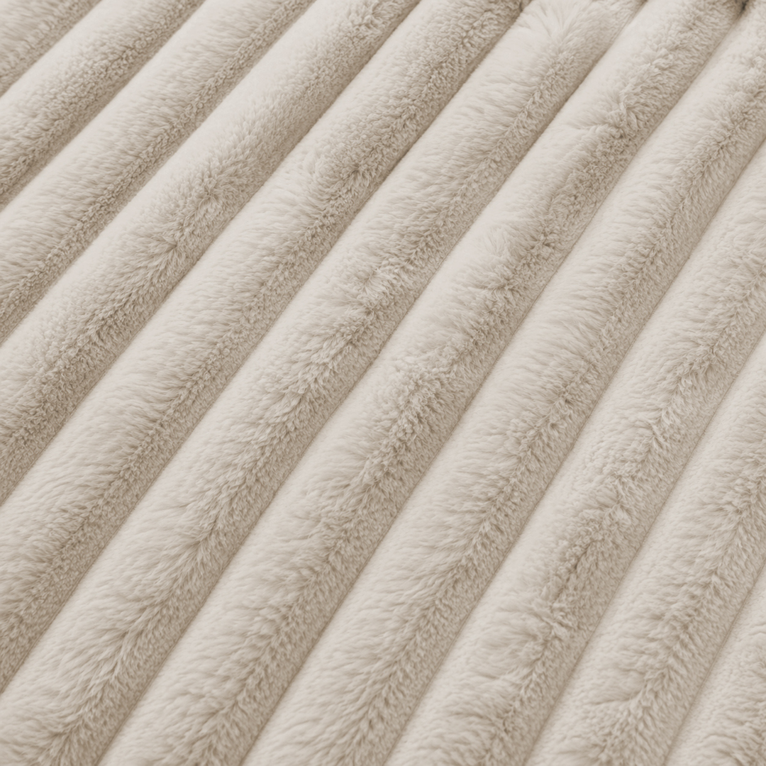 Fourrure côtelée beige, texture pelucheuse sur le module d’angle pour canapé modulable