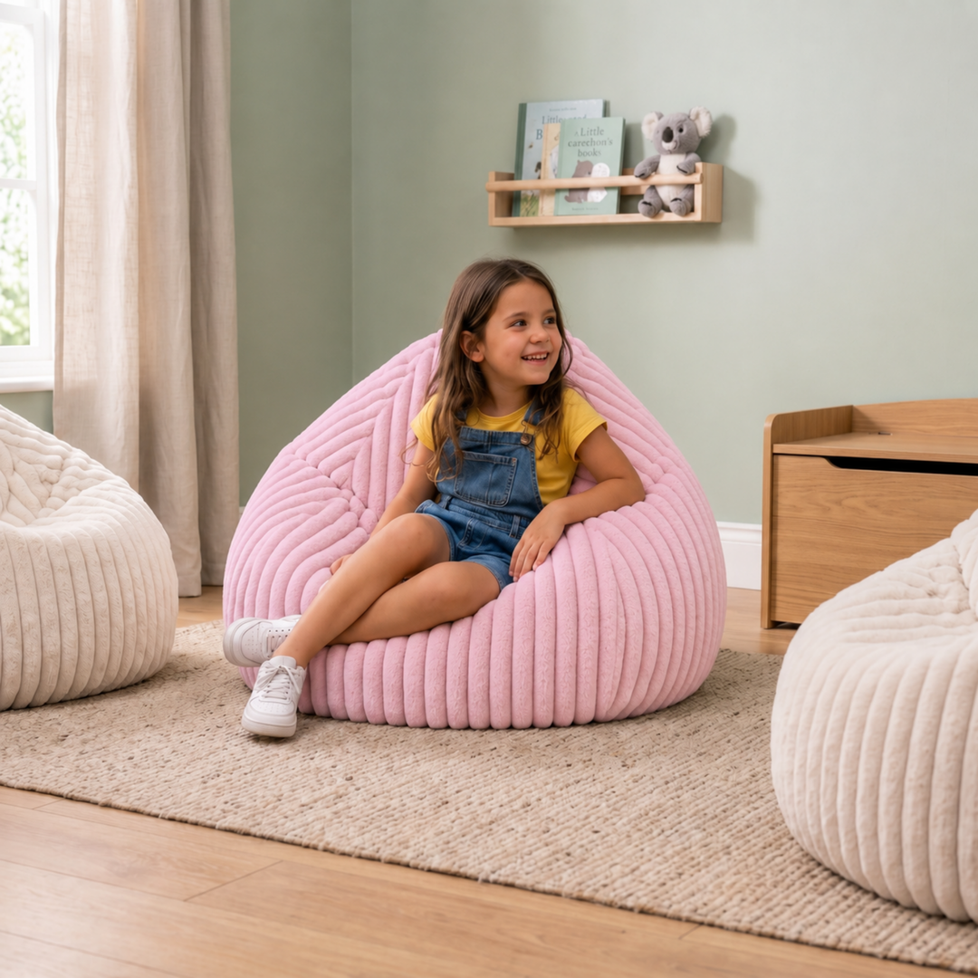 Personne assise confortablement dans un pouf poire en fourrure côtelée